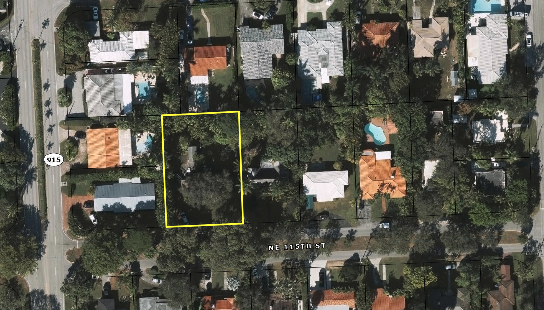 625 NE 115th St, Biscayne Park — NE 115th St üzerinde işaretlenmiş Subject geliştirme parselinin havadan görünümü